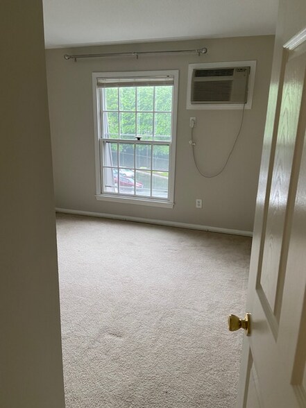 Building Photo - 34 Padanaram Rd