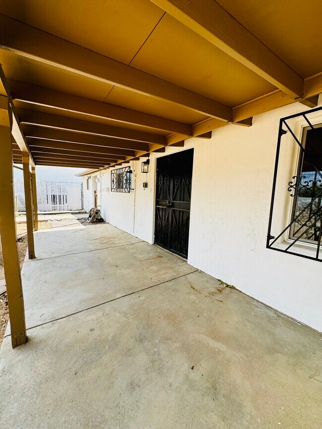 Building Photo - FOR RENT
