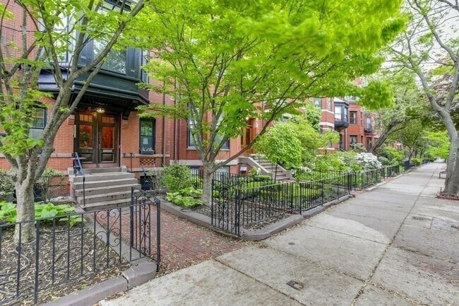 Building Photo - 376 Marlborough St