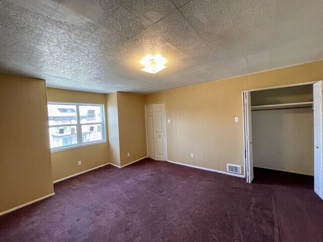 Building Photo - 4 bed 3 bath - Brighton Heights - HUGE house, large rooms, spacious kitchen