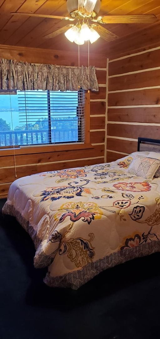 Building Photo - Log Home with close public lake access - A...