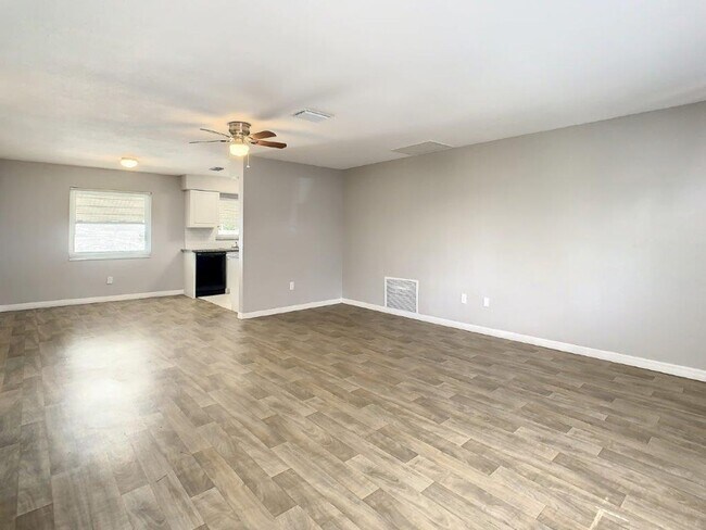 Building Photo - Beautiful 2/2 ~1000Sq. Ft. with NEW floors...