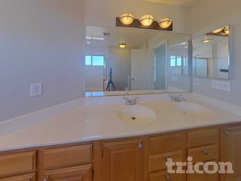 Building Photo - 1133 Broken Hills Dr