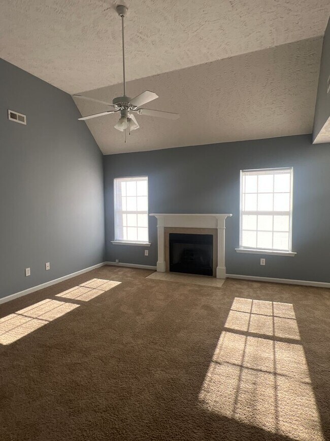 Building Photo - Great location! Close to Everything!