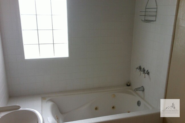 Building Photo - Beautiful 3 Bedroom home located in the Hi...