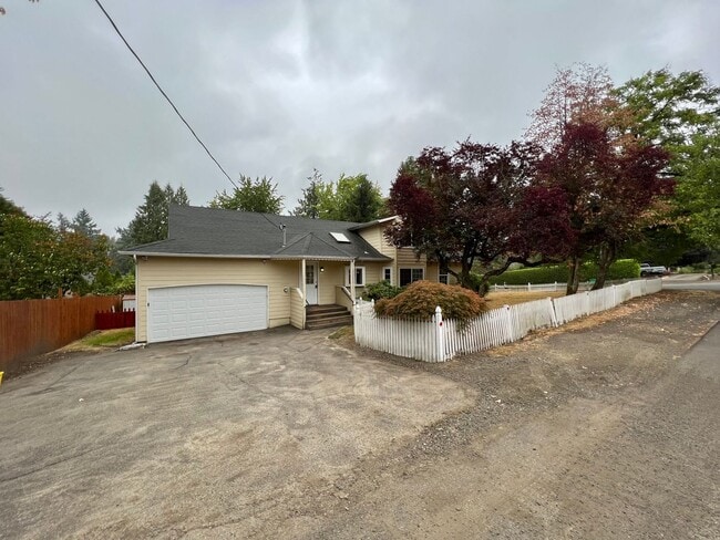 Building Photo - Outdoor Oasis: Charming 3 Bed 2 Bath House!