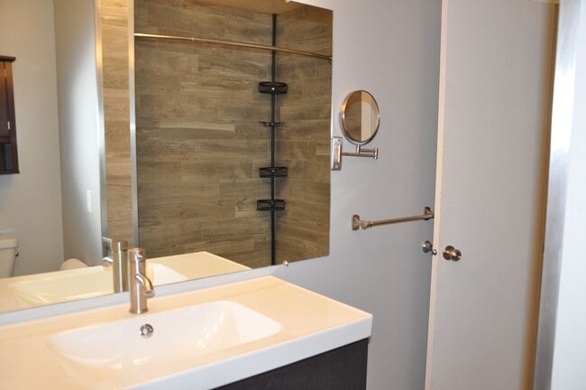 Building Photo - Beautiful 2 bedroom on the east side!