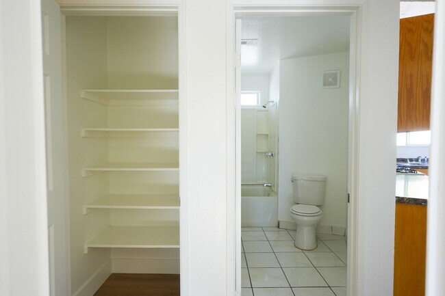 Building Photo - Updated 4 Bedroom / 2 Bathroom Home in Las Vegas