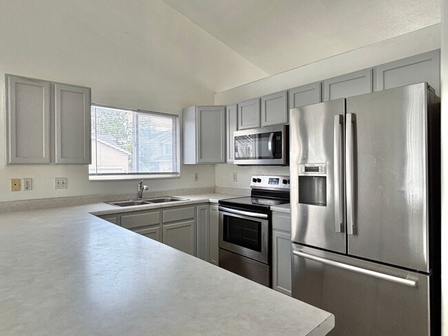 Building Photo - Bright & Spacious Rambler in Rose Park!