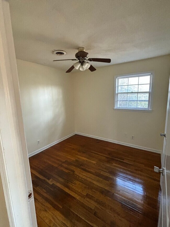 Building Photo - Charming 3 Bed, 1 Bath Home | Available June 22