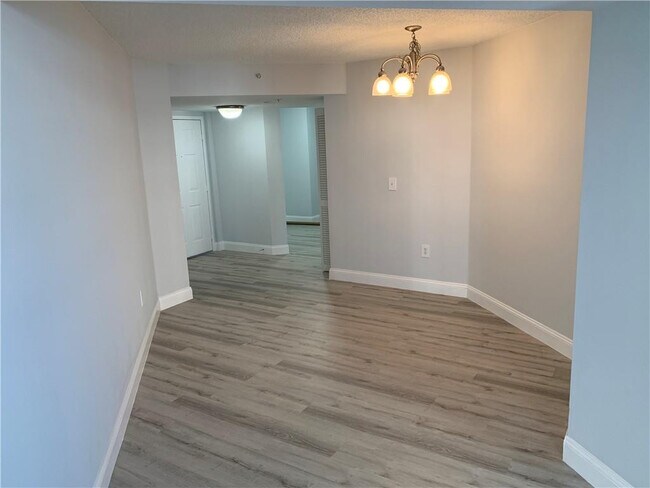 Building Photo - 520 SE 5 Ave