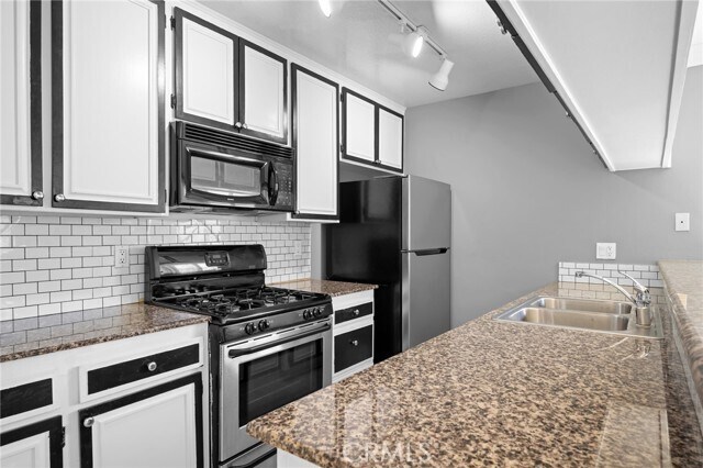 Building Photo - 7045 Woodley Ave