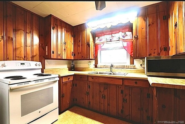 Building Photo - 131 Greenwood St