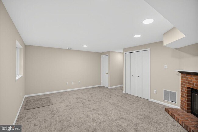 Building Photo - 502 Meadowmist Way