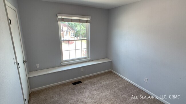 Building Photo - 210 Wallace St