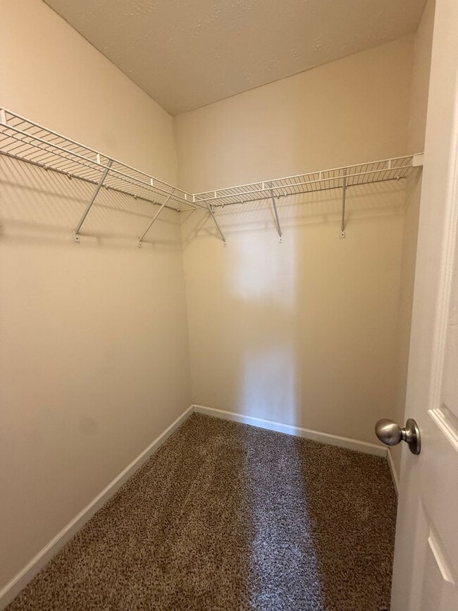 Building Photo - Roommate friendly floorplan minutes from downtown