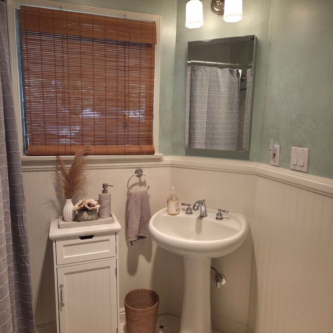 Building Photo - 1121 N Cambridge Ave