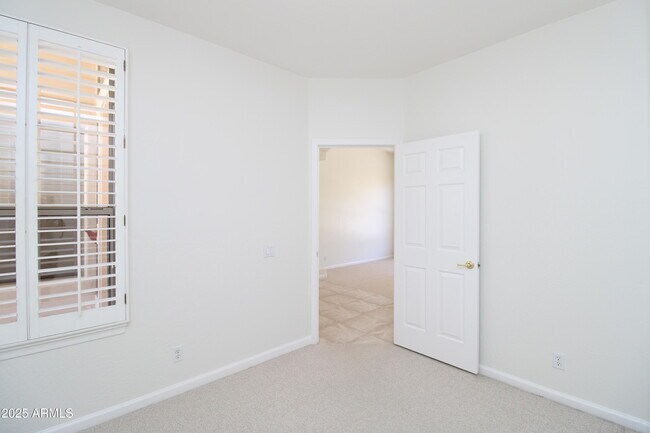 Building Photo - 902 E Desert Flower Ln