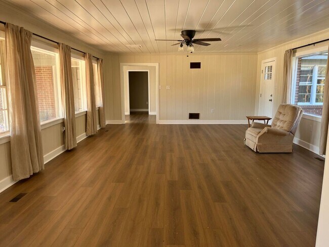 Building Photo - Large country home on private acreage