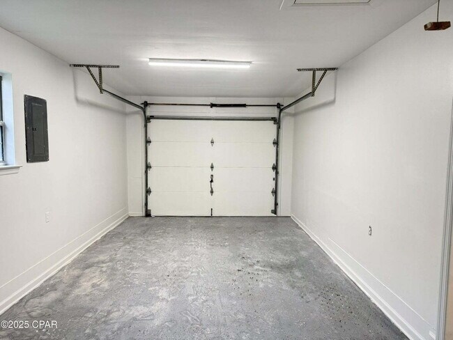 Building Photo - Must-See Property