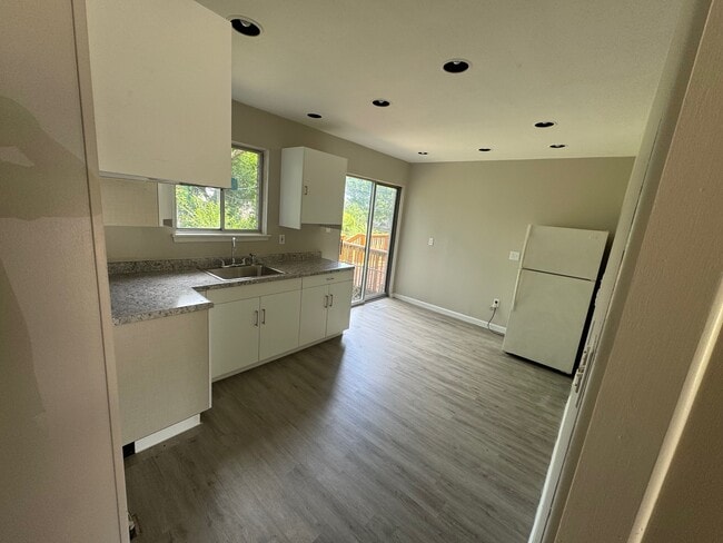 Building Photo - 105 S Christine Cir