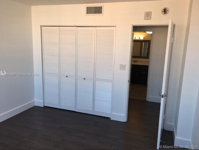 Building Photo - 1301 NE Miami Gardens Dr