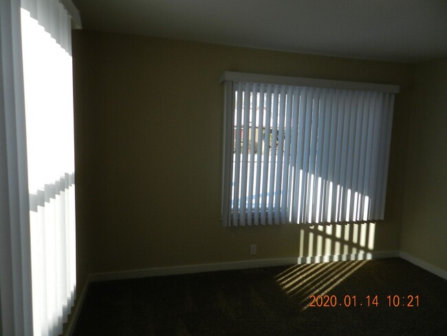 Building Photo - 2 Bedroom / 1 Bathroom Home in Madras Oregon