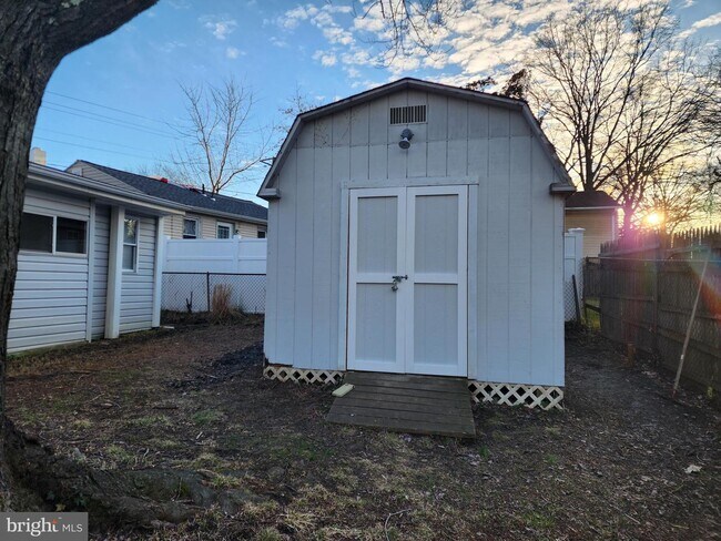 Building Photo - 540 Londontown Rd