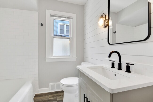 Building Photo - 1066 Poplar St