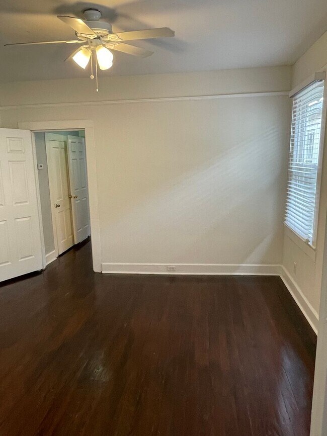 Building Photo - 2BD/1BA Uptown with Washer and Dryer in Unit and Backyard