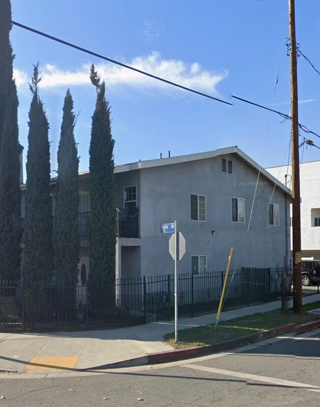 Building Photo - 14900 Wyandotte St