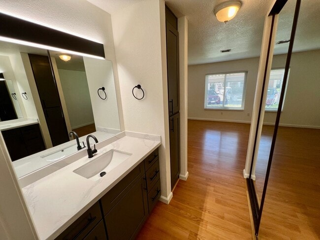 Building Photo - Newly Renovated 2B/2BA Condo in Mira Mesa!