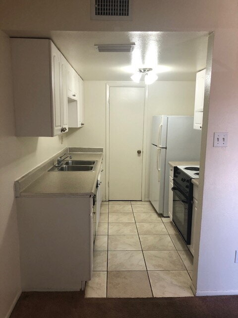 Building Photo - Very Nice 2 Story, 2 Bedroom, 1 Bath Townh...