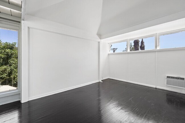 Building Photo - 944 Maltman Ave