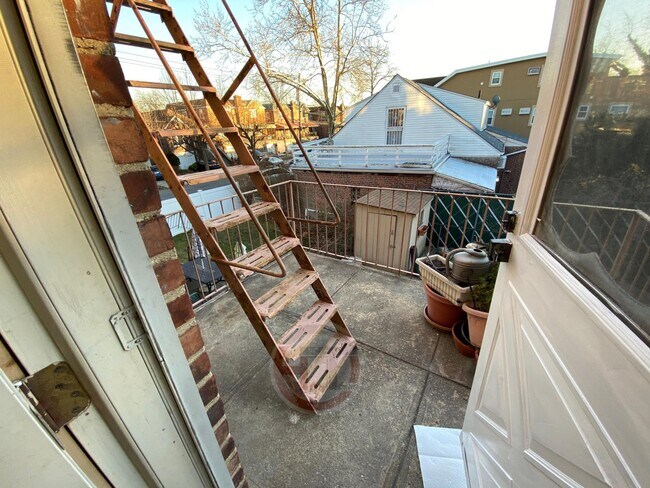 Building Photo - 1318 Mace Ave