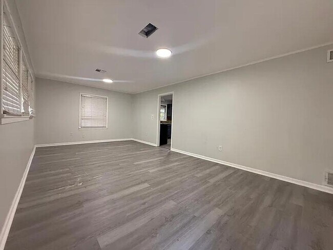 Building Photo - Fresh, Bright & Move-In Ready on Willow Lane!