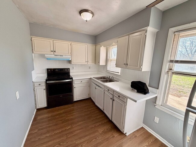 Building Photo - 6002 Farley Ave