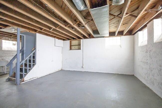 Building Photo - 2 BED 1.5  BATH BEAUTIFUL SINGLE FAMILY HO...