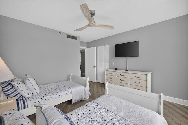 Building Photo - 9650 S Ocean Dr