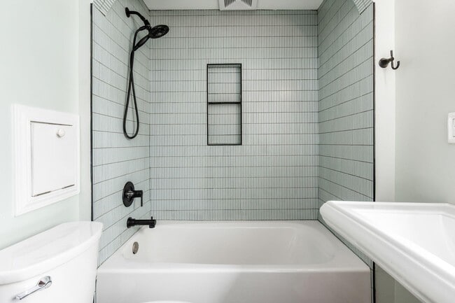 Building Photo - 51 E Schreyer Pl