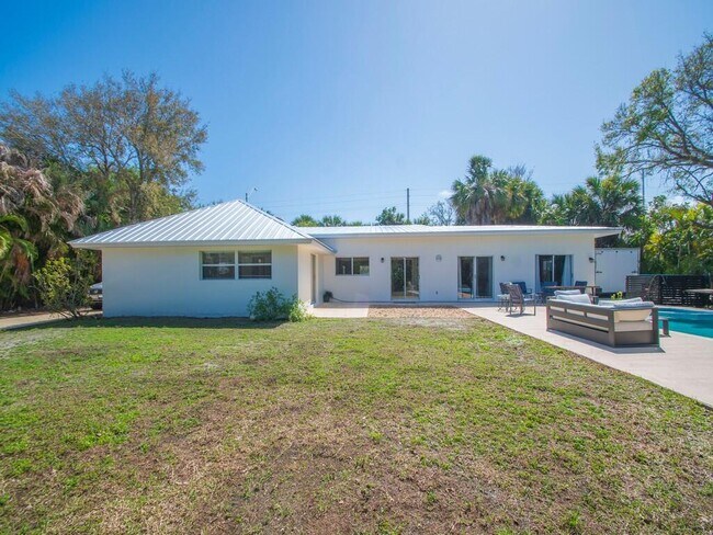 Building Photo - 527 E Causeway Blvd