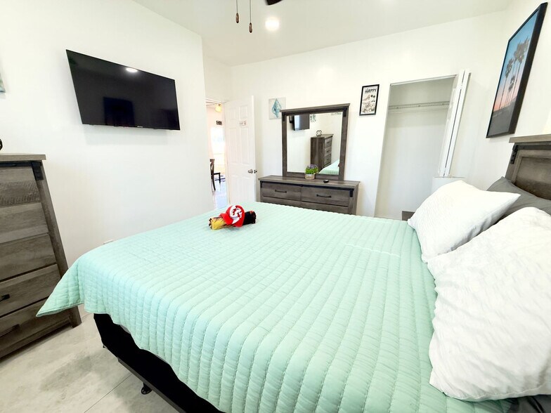 Building Photo - 324 Van Buren St