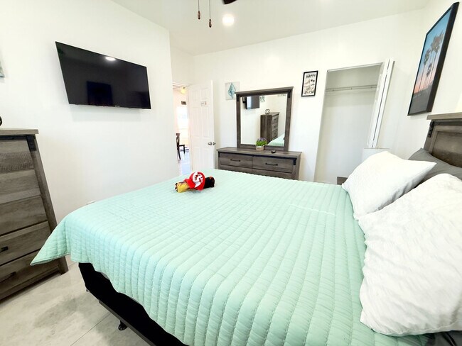 Building Photo - 324 Van Buren St