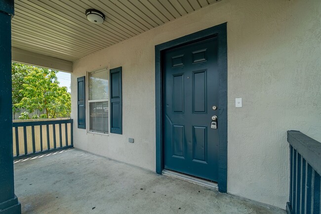 Building Photo - Beautifully remodeled 3-bedroom, 2-bathroom