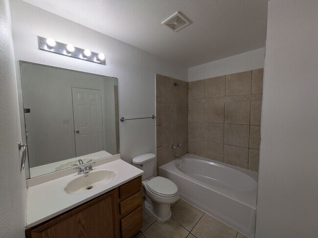 Building Photo - Fresh and Clean in New Braunfels!!