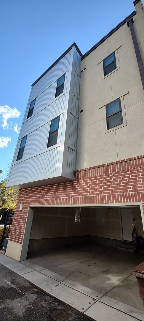 Building Photo - GORGEOUS Downtown Unit!!!
