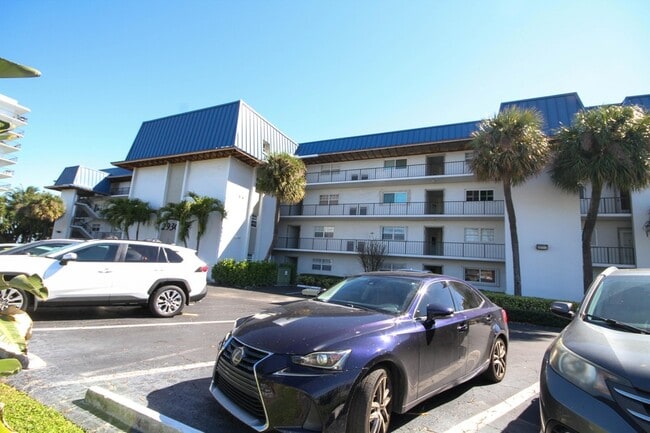 Building Photo - 2936 Lake Shore Dr