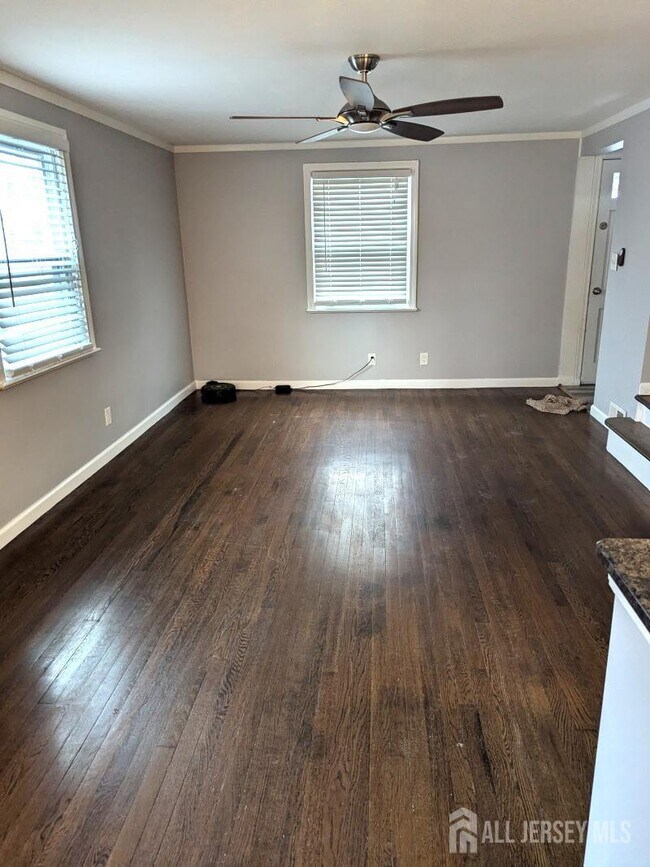 Building Photo - 651 Crescent Dr