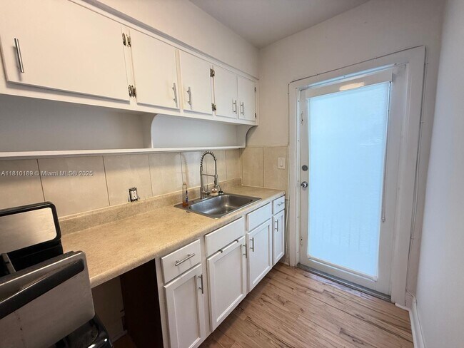 Building Photo - 6944 Byron Ave