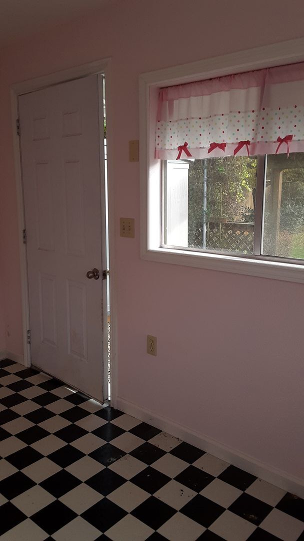 Building Photo - Gorgeous Three Bed Two Bath With RV Area a...